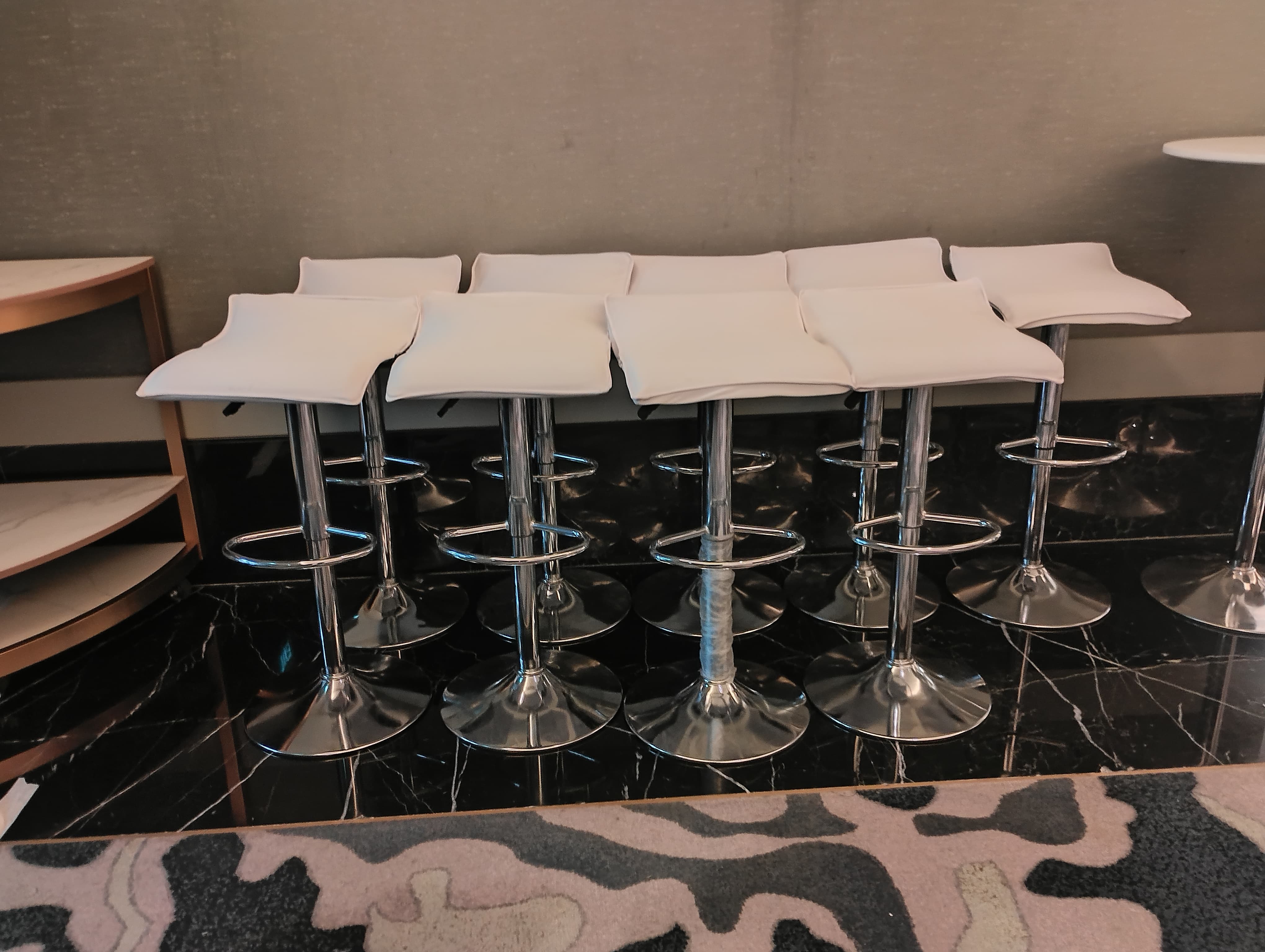 Sewa kursi barstool PIK 2 menyediakan warna hitam dan putih